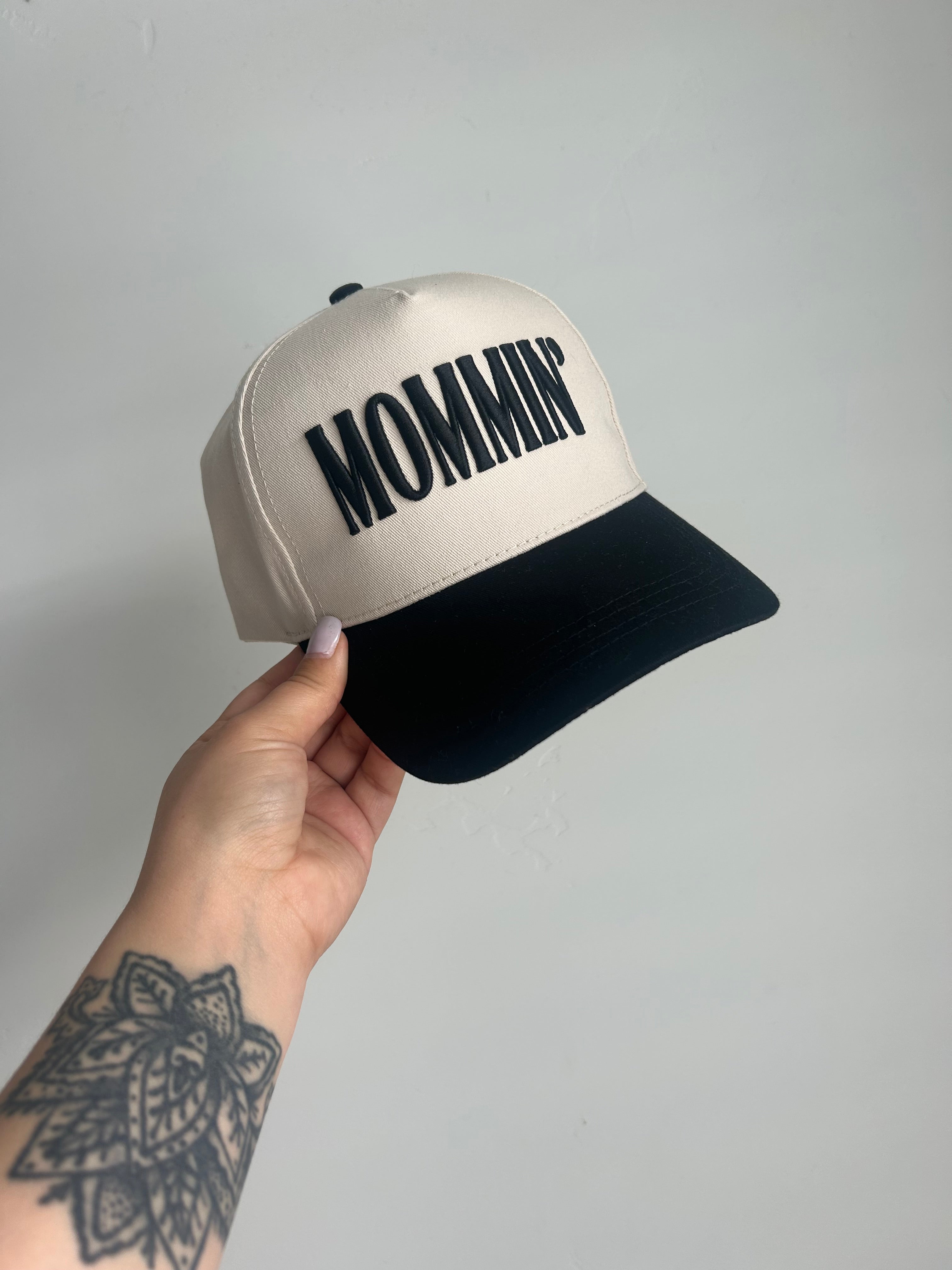 MOMMIN' - BLACK